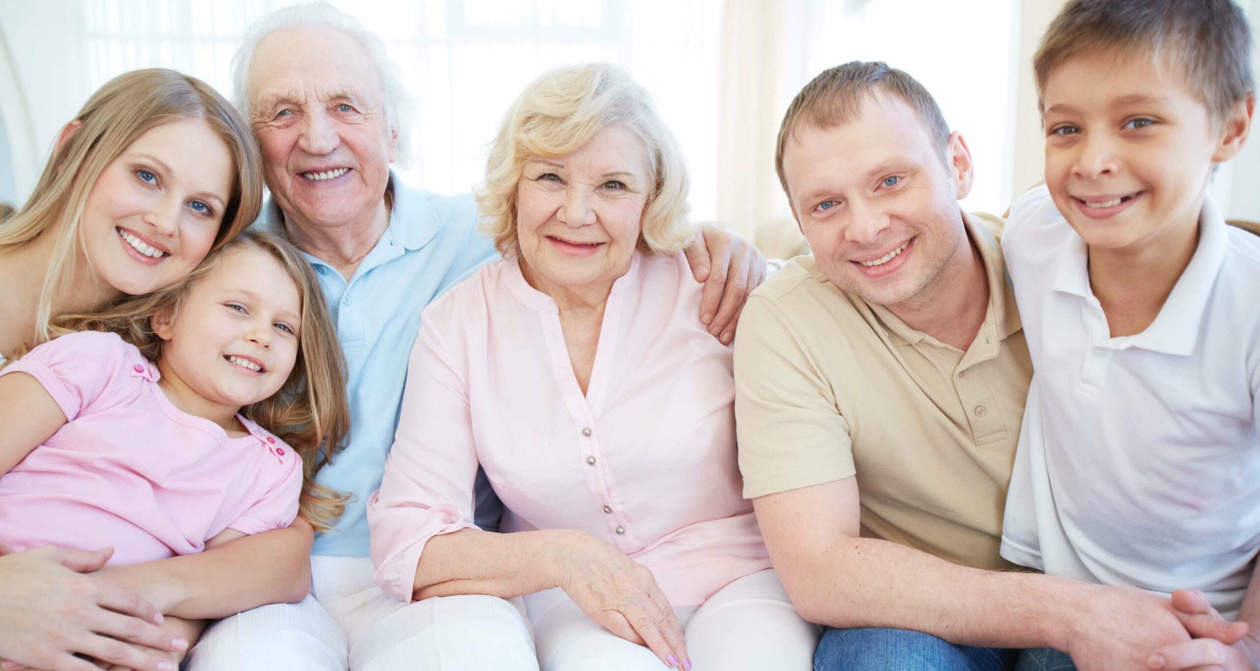cheerful-family-in-the-living-room (1) (1) pflegeheim