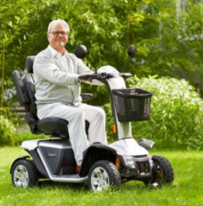 Ein älterer Mann auf einem Elektromobil