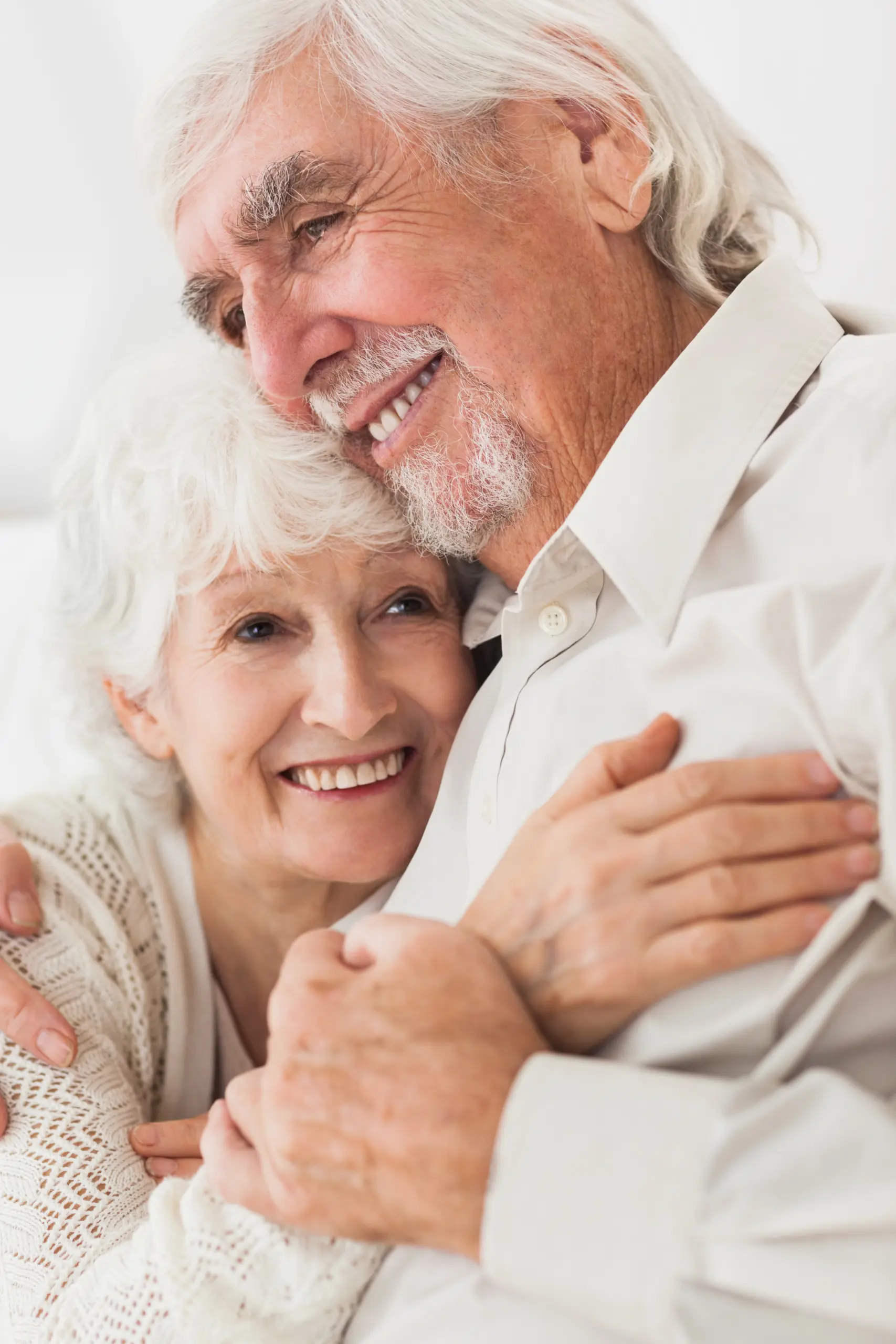 Ein älteres Ehepaar umarmt sich.